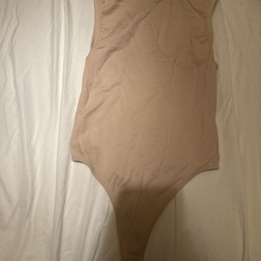 Body smanicato beige con collo alto