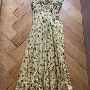 Langes plissiertes Kleid mit Muster