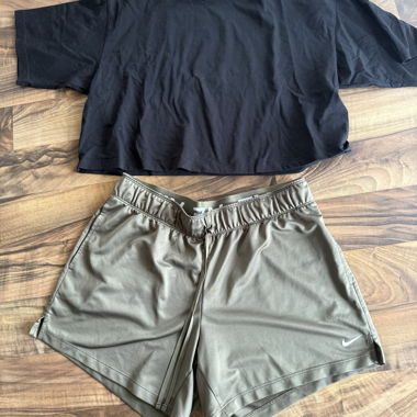 Set aus Nike Dri-FIT Hose und JJXX Cropped Shirt