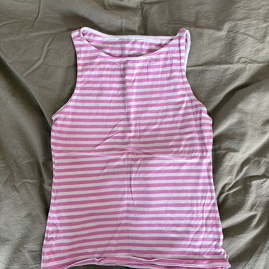 Ärmelloses Top mit rosa-weissen Streifen und Bootsausschnitt