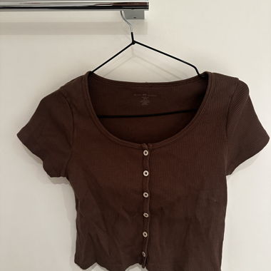 Brown ribbed top with button placket