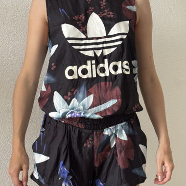 Adidas Jumpsuit mit Blumenprint