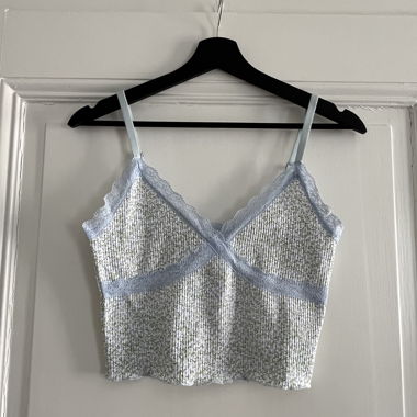 Top corto H&M con pizzo