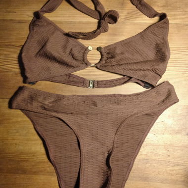 Brauner Bikini mit Riemchen