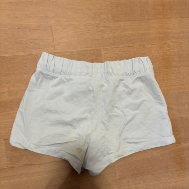 Hellblaue kurze Hose