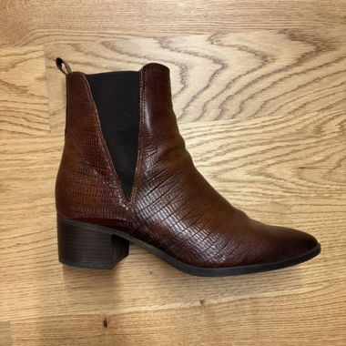 Red-brown Chelsea boots