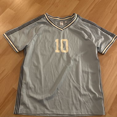 Hellblaues Sporttrikot #10