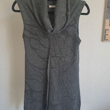 Graues ärmelloses Kleid