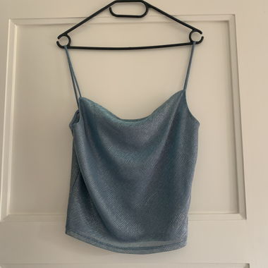 Top blu metallizzato brillante scollato dietro TOP SHOP