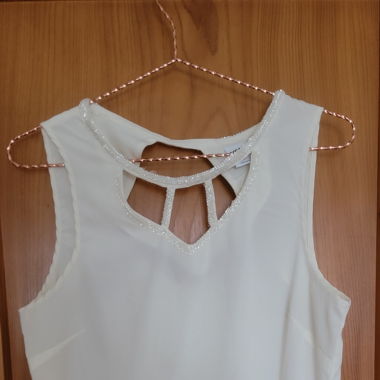 Weisse Bluse mit Steinen