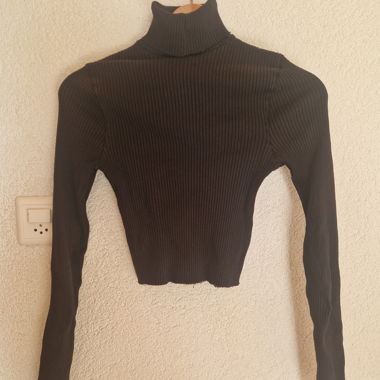 Maglione Nero a Collo Alto Crop