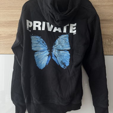 Schwarzer PRIVATE Hoodie mit Schmetterling