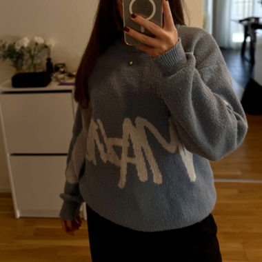Blauer Pullover