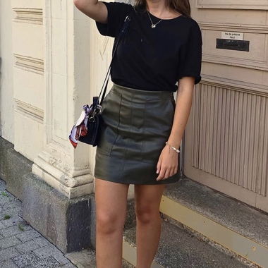 Jupe courte en simili cuir