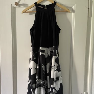 Robe cintrée avec jupe asymétrique 