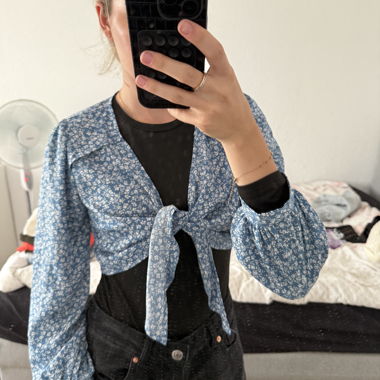 Blaue Bluse mit Blümchen