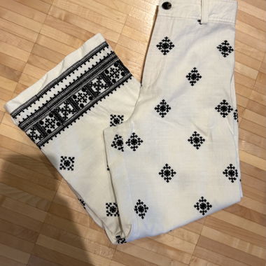 Pantaloni bianchi con motivi Zara