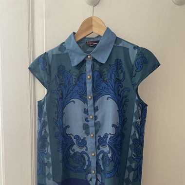 Yumi Bluse – Blau gemustert mit Perlenknöpfen, 38