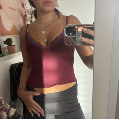 Top in pizzo bordeaux