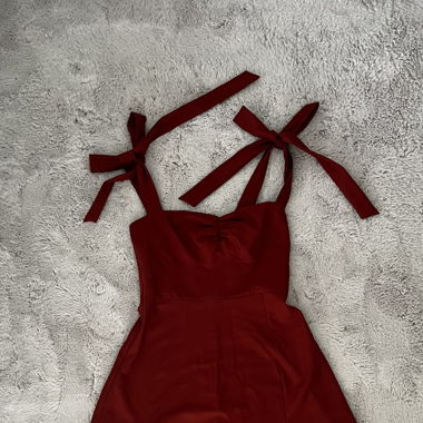 Rotes Kleid, geschneidert