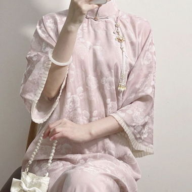 Rosa besticktes Qipao-Kleid mit Blumenmuster