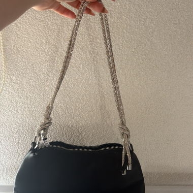 Borsa a tracolla nera con tracolla a catena