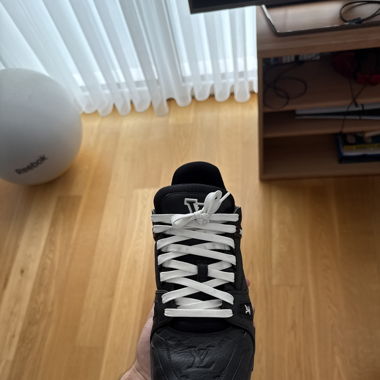 Louis Vuitton Trainer ganz in Schwarz
