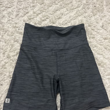 Short de sport gris foncé