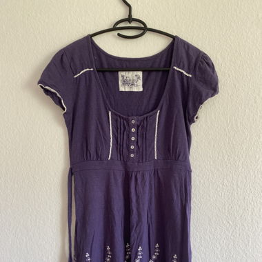 Lila Kleid mit Blumendetails am Saum