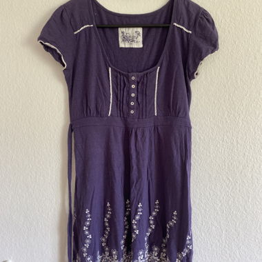Lila Kleid mit Blumendetails am Saum