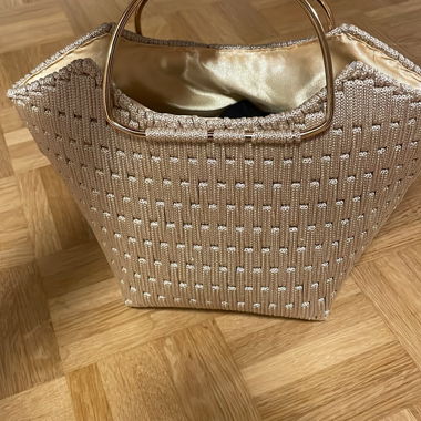 Borsa intrecciata dorata fatta a mano