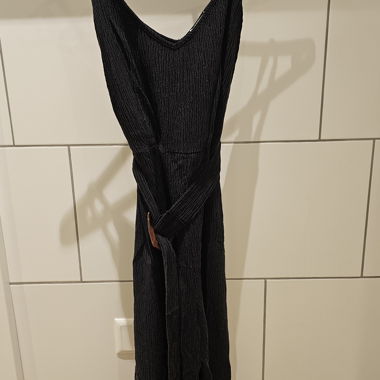 Schwarzer Jumpsuit mit Spaghettitraegern