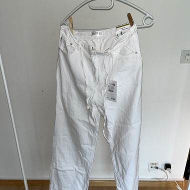 Jeans baggy bianchi con cintura