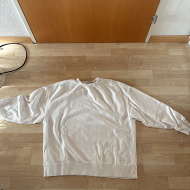 pulls grauer und weisser pulli