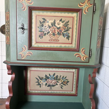 Armoire de ferme peinte