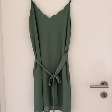 Abito verde fluido con bretelle sottili