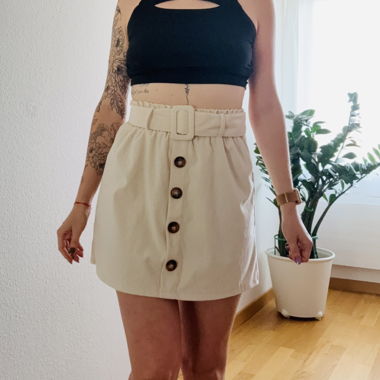 Minijupe mit Gürtel 