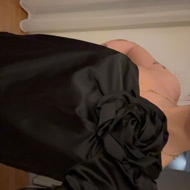 Blusa nera monospalla con fiore