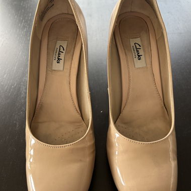 Tacchi Clarks in vernice