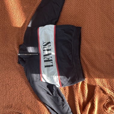 Felpa Levi's nera mezza‑zip con logo