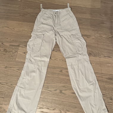 Bershka Straight Fit- Cargohose hellgrau