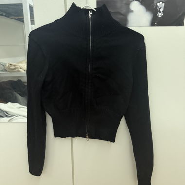 Schwarzer, cropped, geknöpfter Pullover