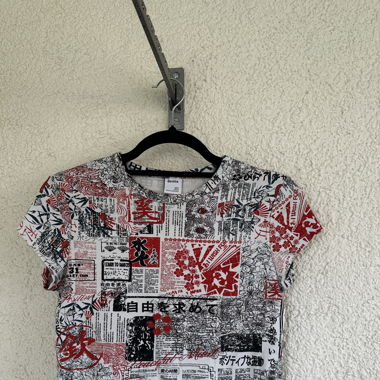 Crop-Top avec différents motifs asiatiques.