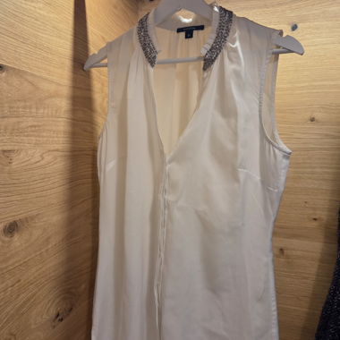 Blusa bianca con colletto di paillettes