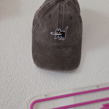Baseball-style cap with cat on it
