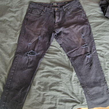 Jeans neri strappati