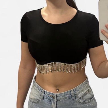 Crop top noir avec franges de perles dorées