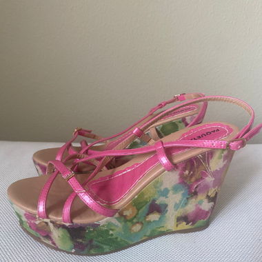 Pinkfarbene Keilabsatz-Sandalen mit Blumenprint