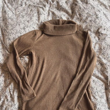 brauner Rollkragenpullover