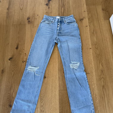 Zerissene Jeans mit hoher Taille